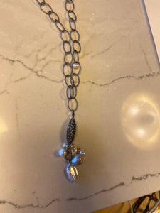Long Glittery Silver necklace w/ glittery bead w/ pearls