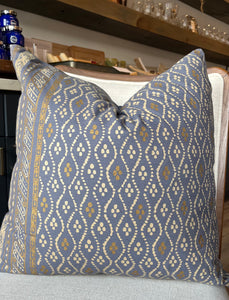 Pillow - Grey & gold pattern