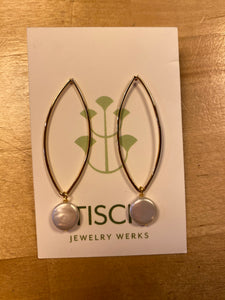 Gold dangle earrings w/ flat round pearl