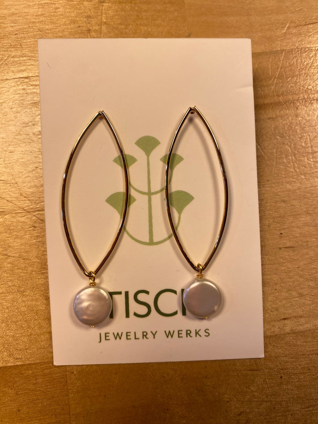 Gold dangle earrings w/ flat round pearl