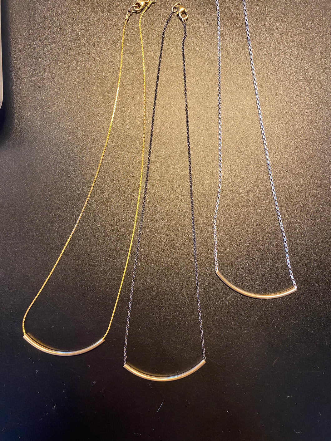 Short gold/silver necklace w/ Curved metal
